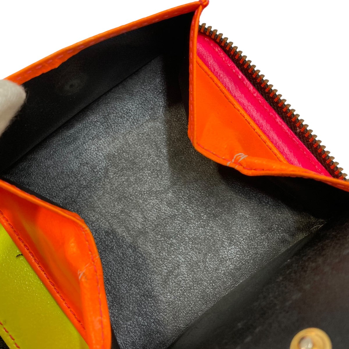 コムデギャルソンのSUPER FLUO LEATHER 二つ折りジップ財布です。 COMME des GARCONS 古着・中古 財布・小物 アイテム