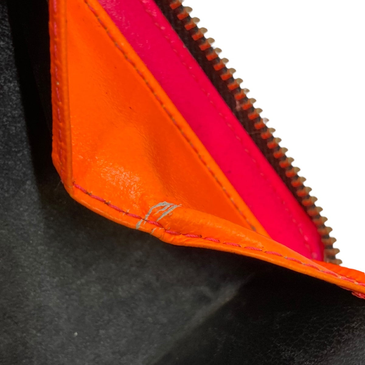 コムデギャルソンのSUPER FLUO LEATHER 二つ折りジップ財布です。 COMME des GARCONS 古着・中古 財布・小物 アイテム