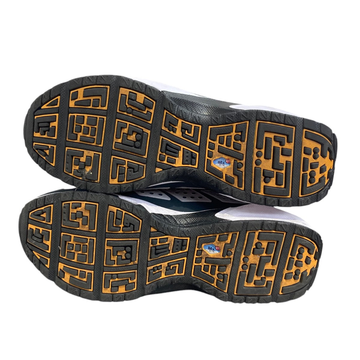 Women’s Air Max SNDR Canyon Gold and Deep Oceanウィメンズ エアマックスサンダー スニーカーHJ8080-700