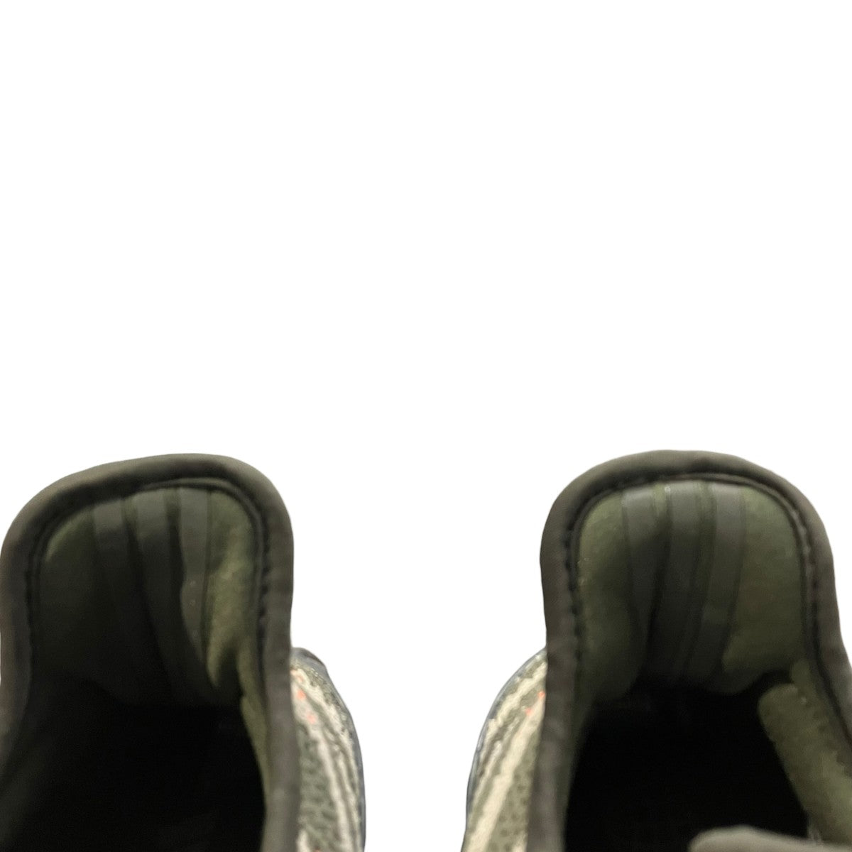 YEEZY Boost 350 V2 Carbon BelugaスニーカーHQ7045