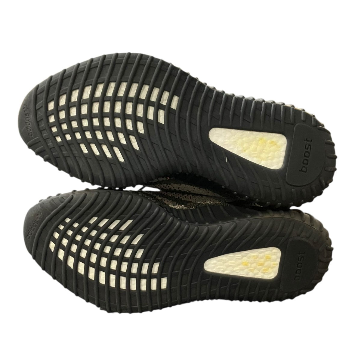 YEEZY Boost 350 V2 Carbon BelugaスニーカーHQ7045