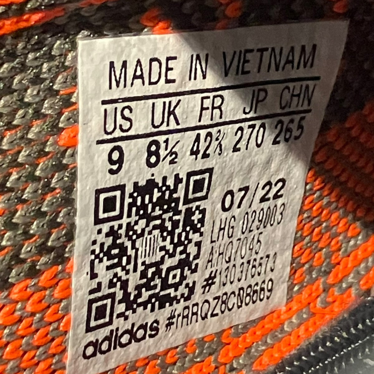 YEEZY Boost 350 V2 Carbon BelugaスニーカーHQ7045