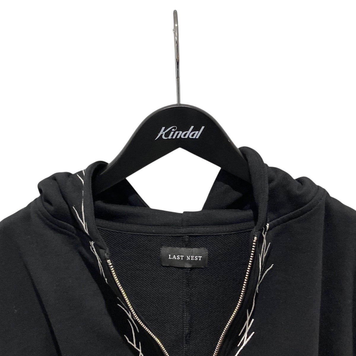LAST NEST(ラストネスト) 25AWSWEATERS STICK EMBROIDERY ZIP HOODHIE