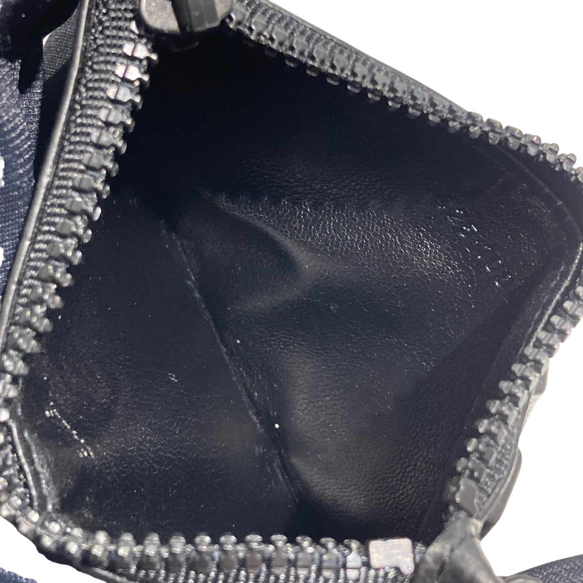 BALENCIAGA(バレンシアガ) ネックストラップ付きフラグメントケース