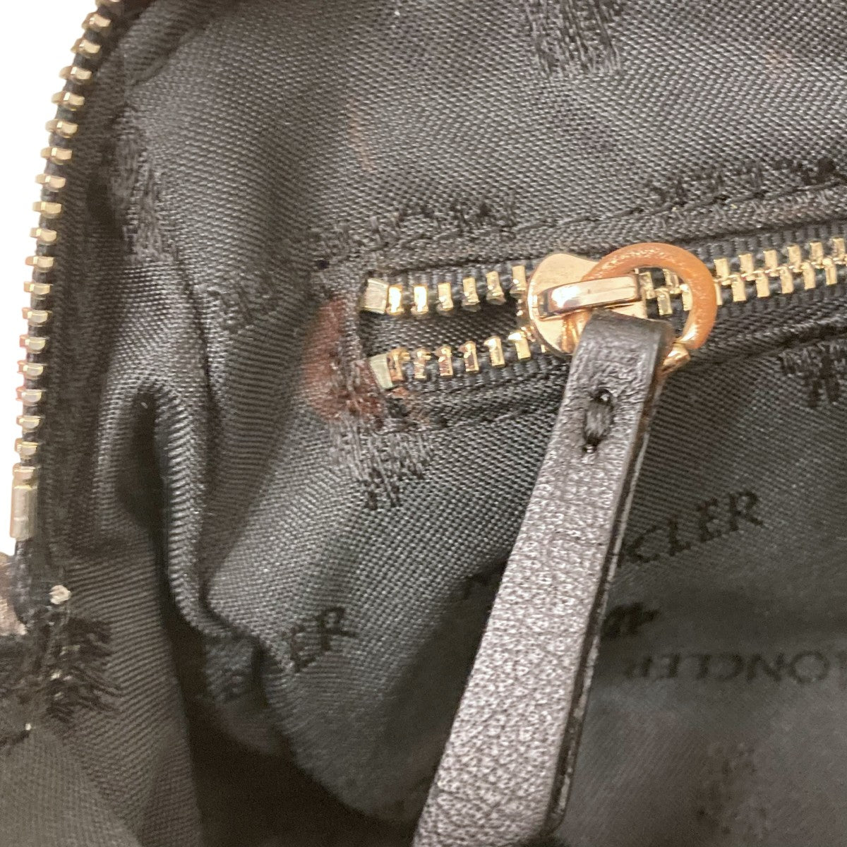モンクレール ブラウンレザー ロゴ入りポーチ MONCLER(モンクレール) レザーキルティングポーチ 4209A6003110 グレー