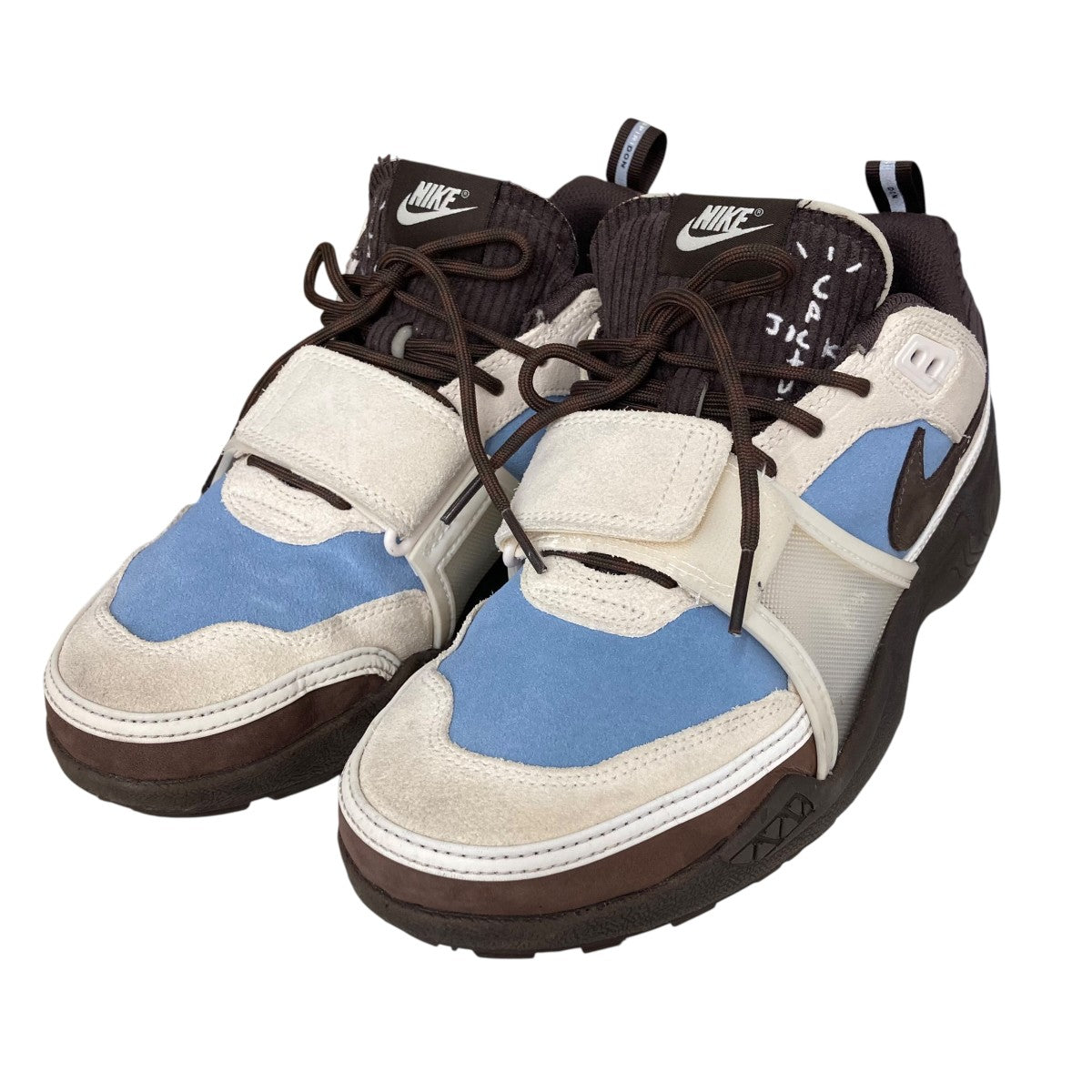 Travis Scott × Nike Zoom Field Jaxxスニーカー