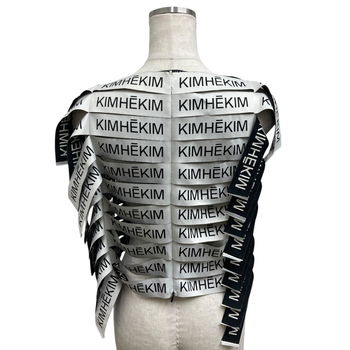 KIMHEKIM(キムヘキム) Giant label sleeveless topSS24-TP01-BW