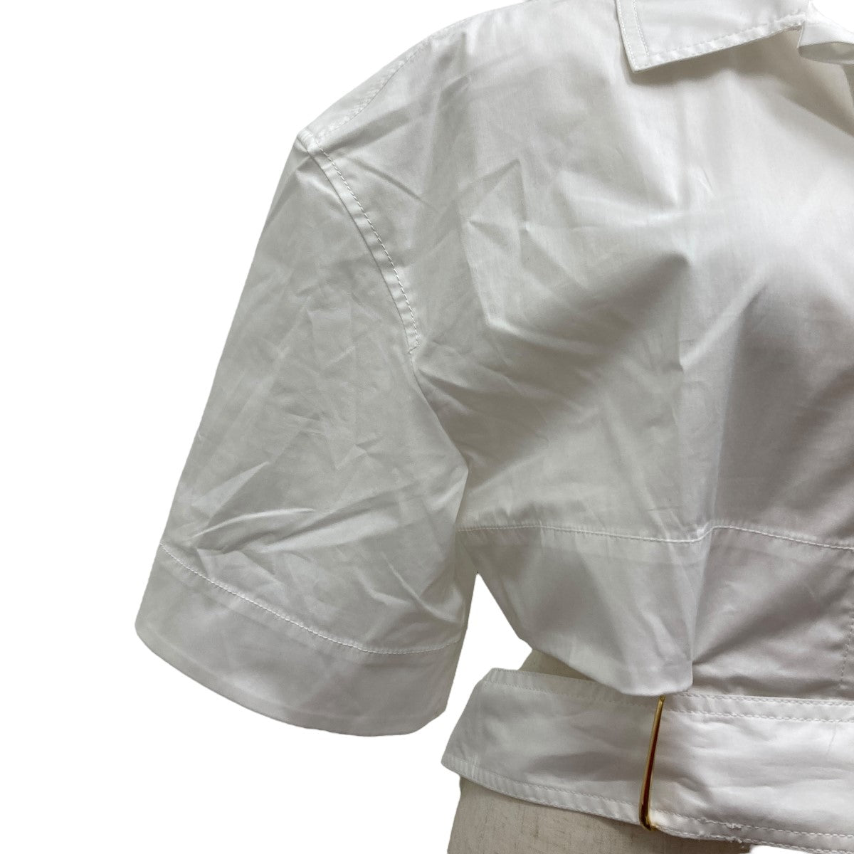 ジャックムス JACQUEMUS LA CHEMISE COURTE BARI クロップドベルト付きシャツ 241SH054-1454 ホワイト サイ Jacquemus La Chemise Courte Bari Shirt | White | FARFETCH