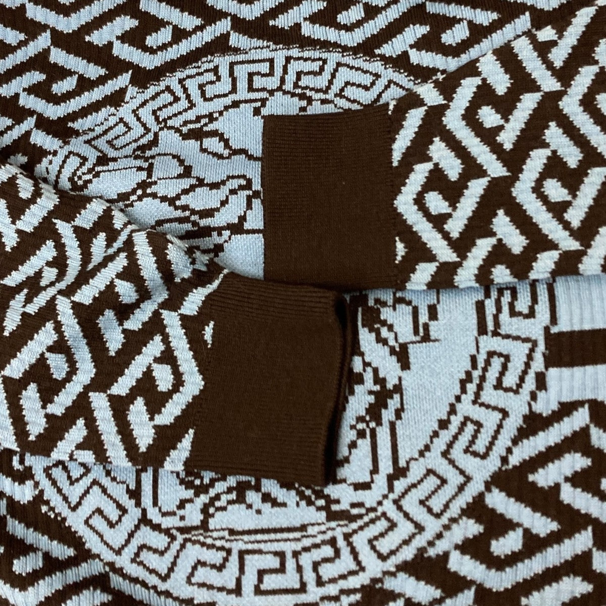 【激レア】VERSACE　ヴェルサーチ　メデューサロゴ刺繍　クルーネックニット VERSACE ヴェルサーチ ニット セーター メデューサ クルーネック