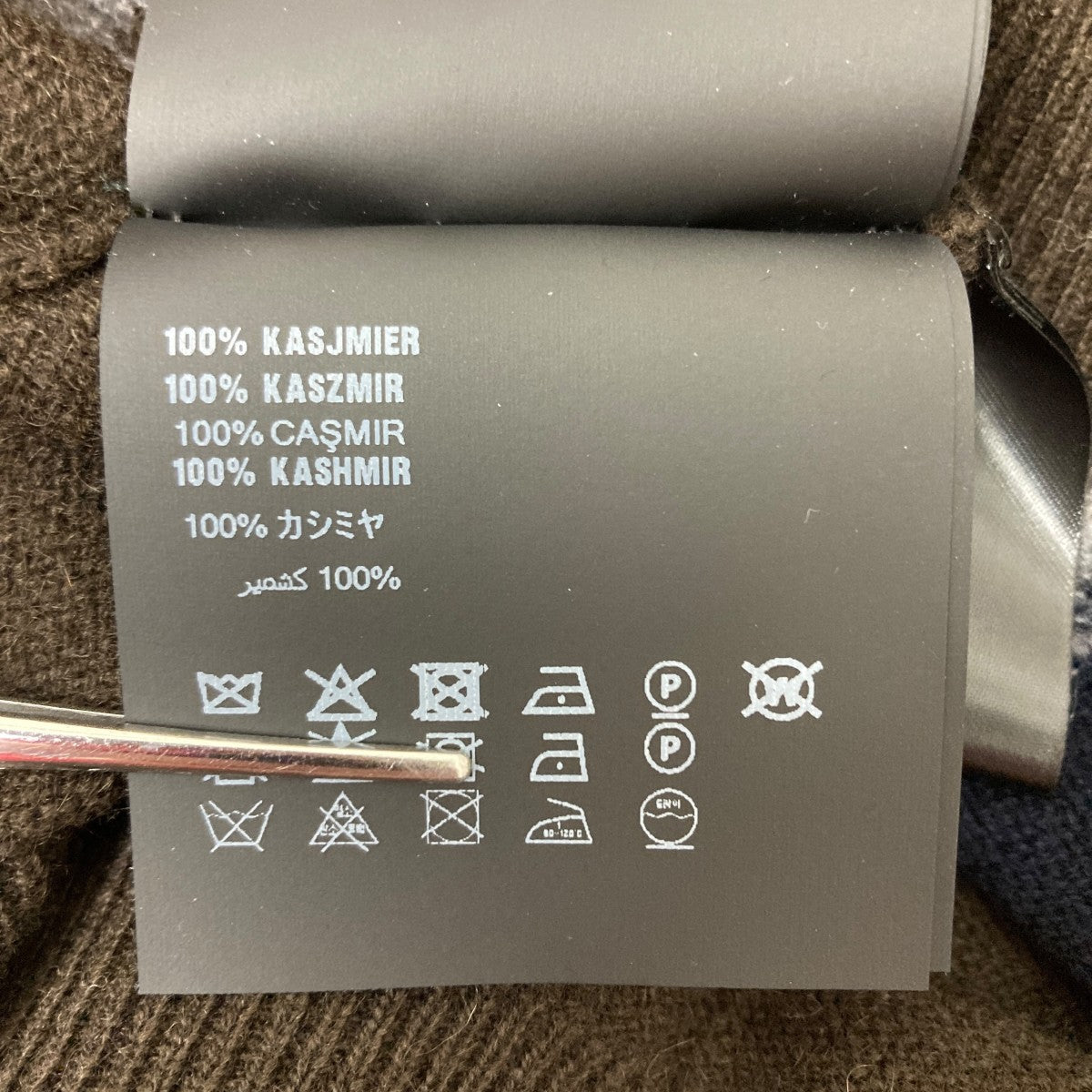 PRADA グレー Vネックニットセーター PRADA(プラダ) V-neck cashmere sweater カシミヤアーガイル