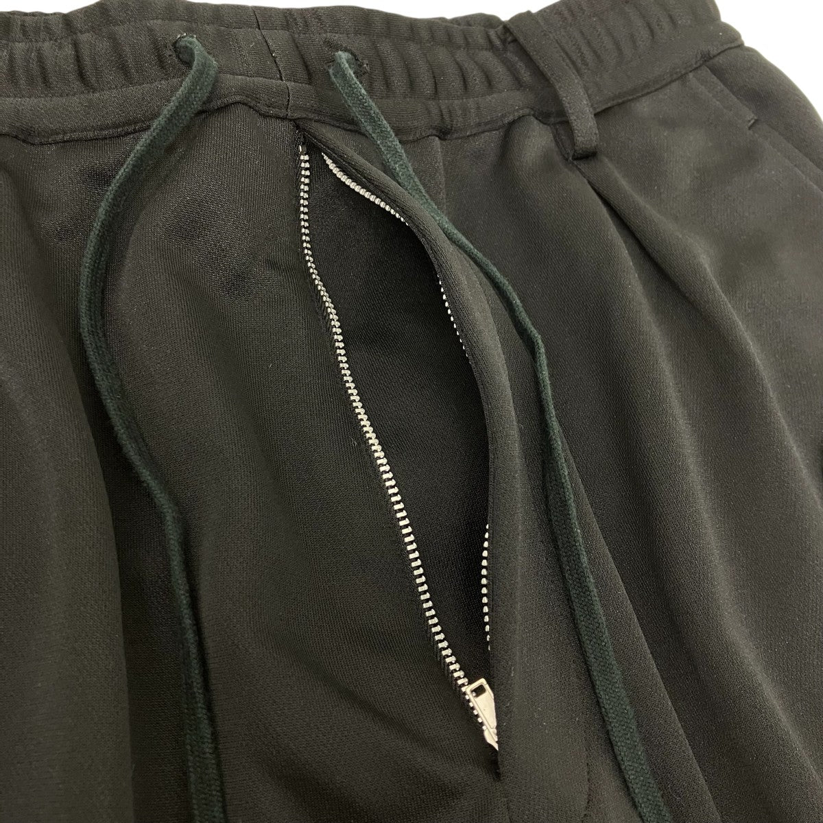 トラックパンツ
