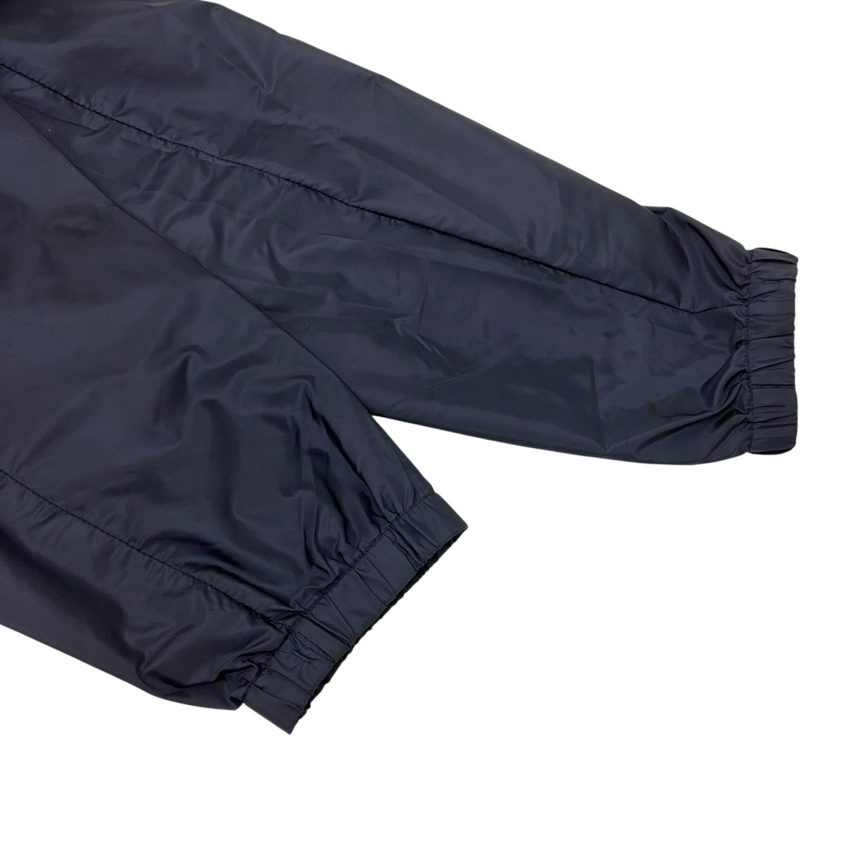 ロゴプレートジップナイロンジャケット
