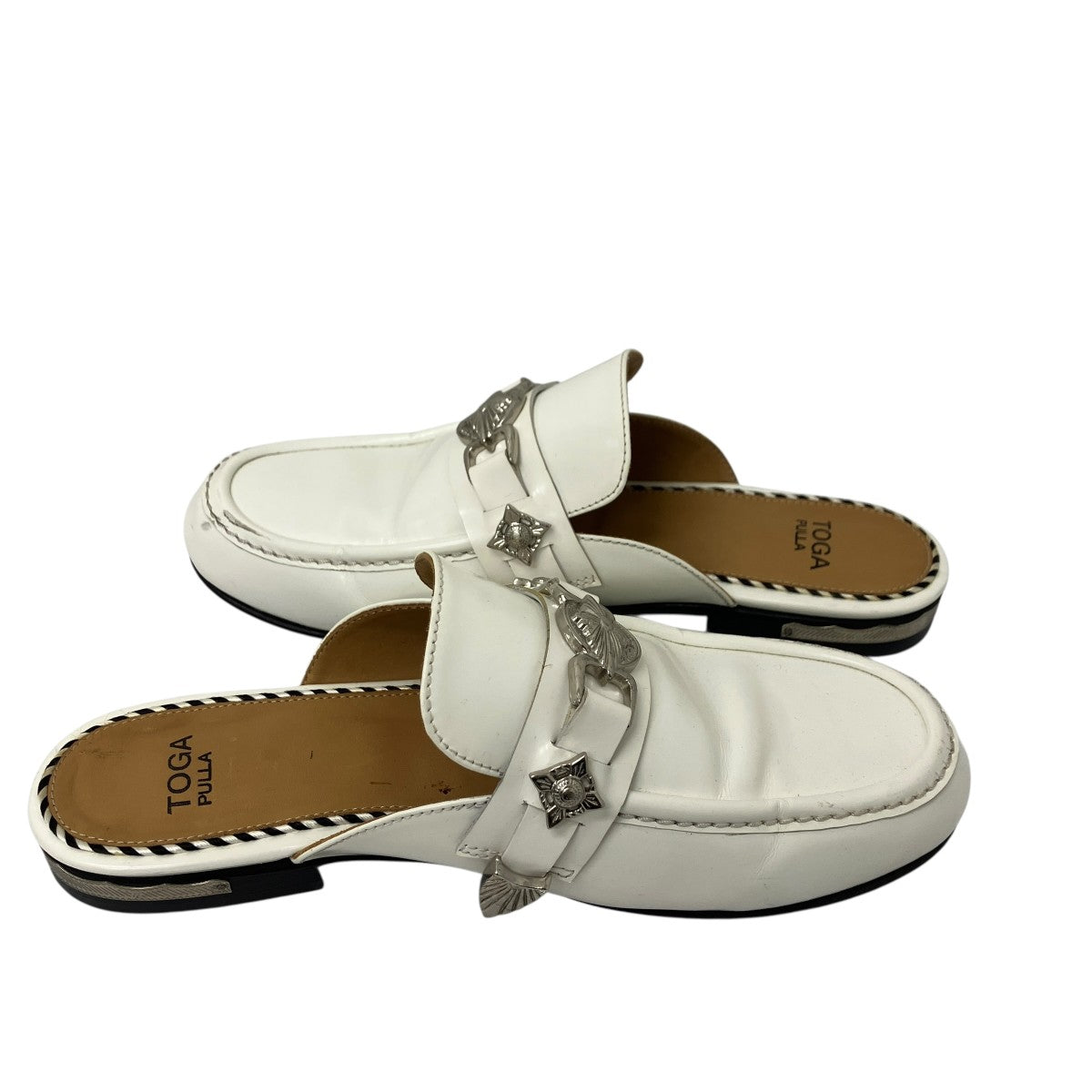 TOGA PULLA ホワイトミュール TOGA PULLA(トーガプルラ) LEATHER STUDDED ACCENTS MULES ミュール