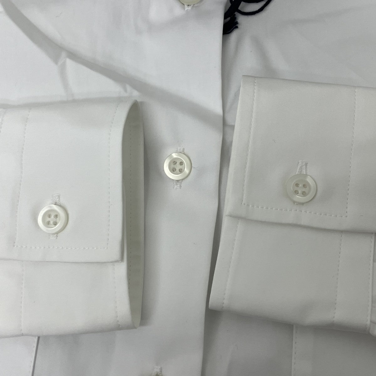 ネクタイ付きエポレットシャツ