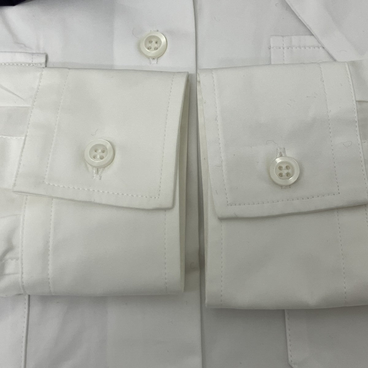 ネクタイ付きエポレットシャツ