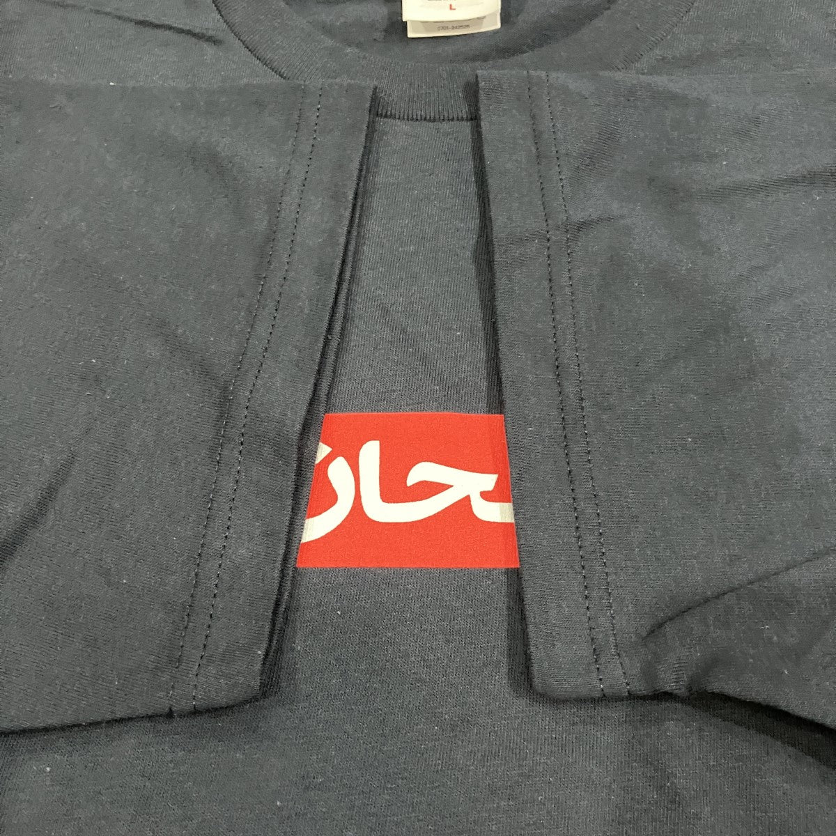 Arabic Box Logo Tee プリントTシャツ