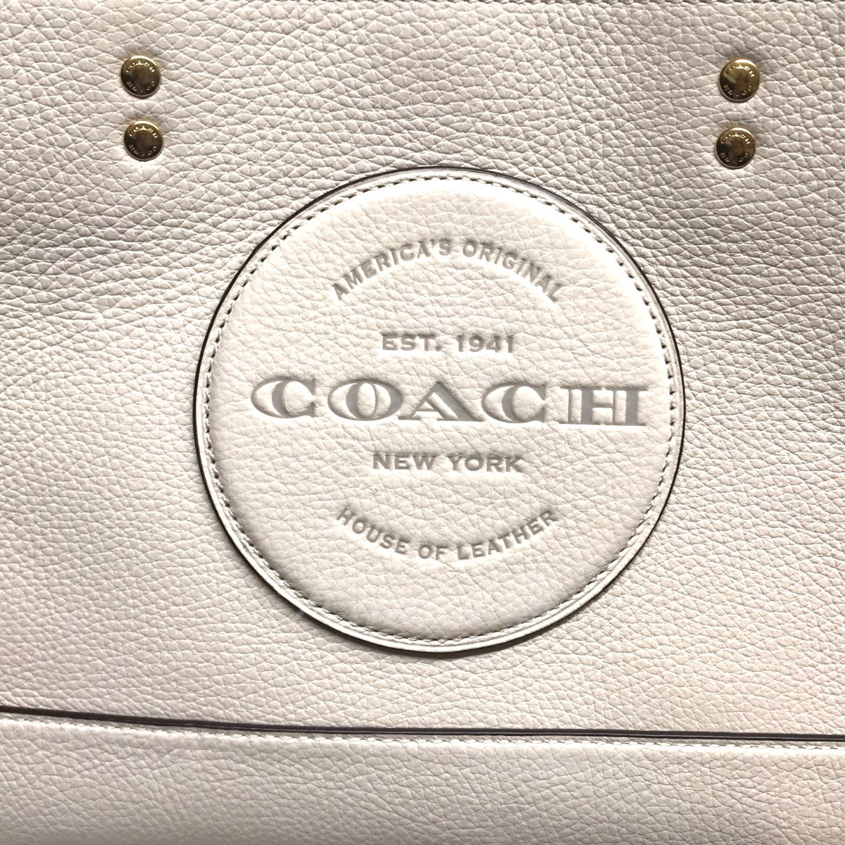 COACH(コーチ) デンプシー キャリーオール ウィズ パッチ2WAYバッグ C2004 アイボリー｜【公式】カインドオルオンライン  ブランド古着・中古通販【kindal】