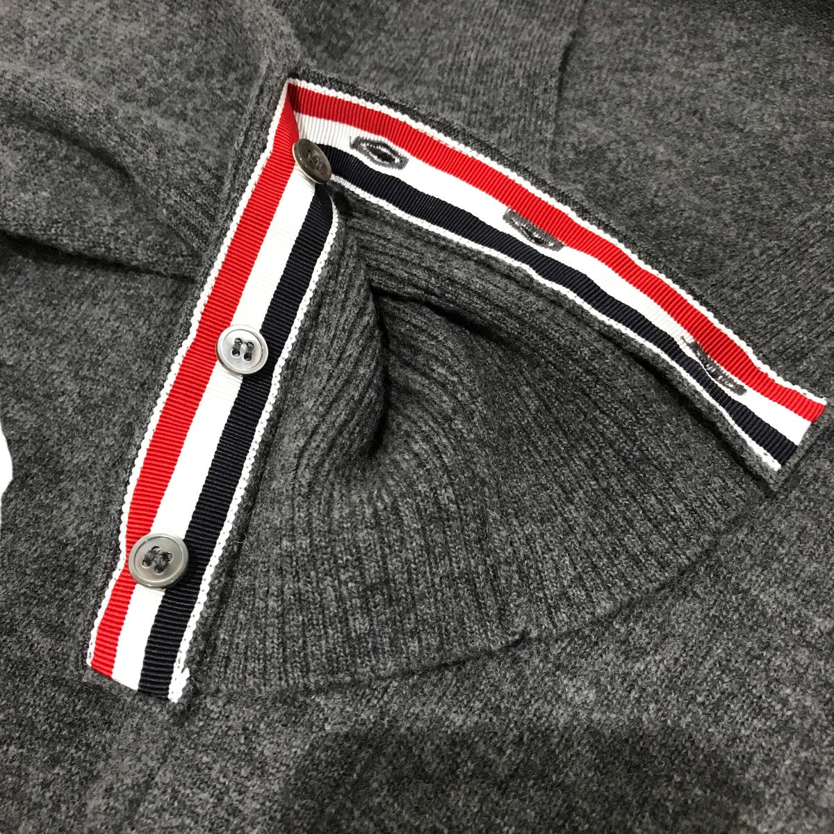 Thom Browne(トム・ブラウン) カシミヤ4BERラインカーディガンMKC001A-00011038 MKC001A-00011038  チャコールグレー サイズ 2｜【公式】カインドオルオンライン ブランド古着・中古通販【kindal】