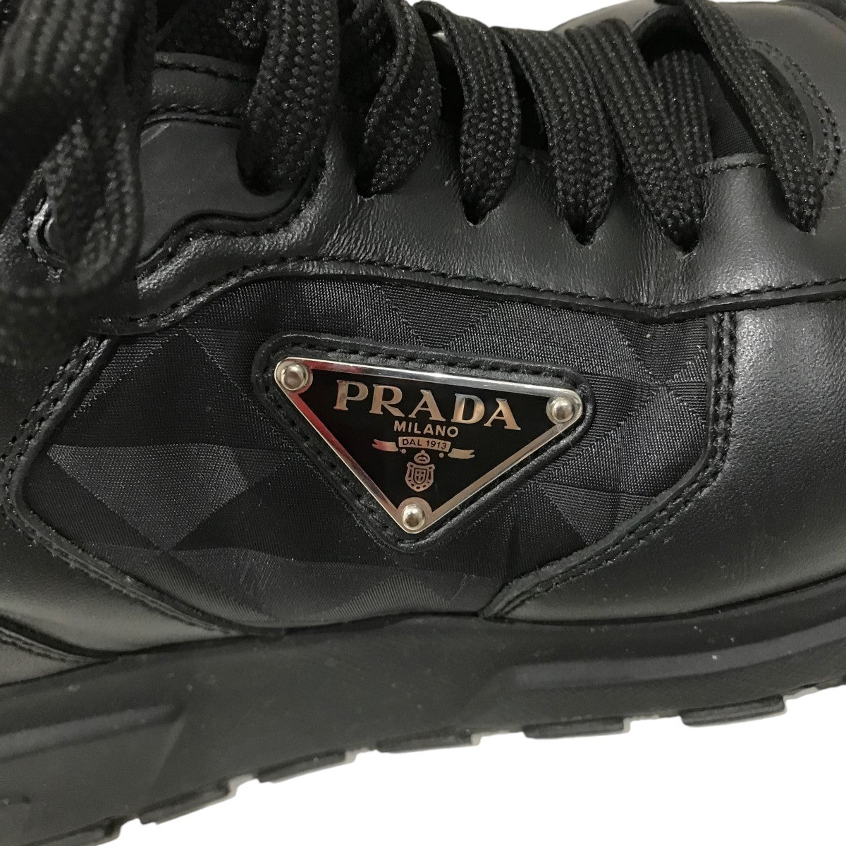 プラダ PRADA <br>サイズ:7.5 2EE390 凄まじく ロゴプレート付き