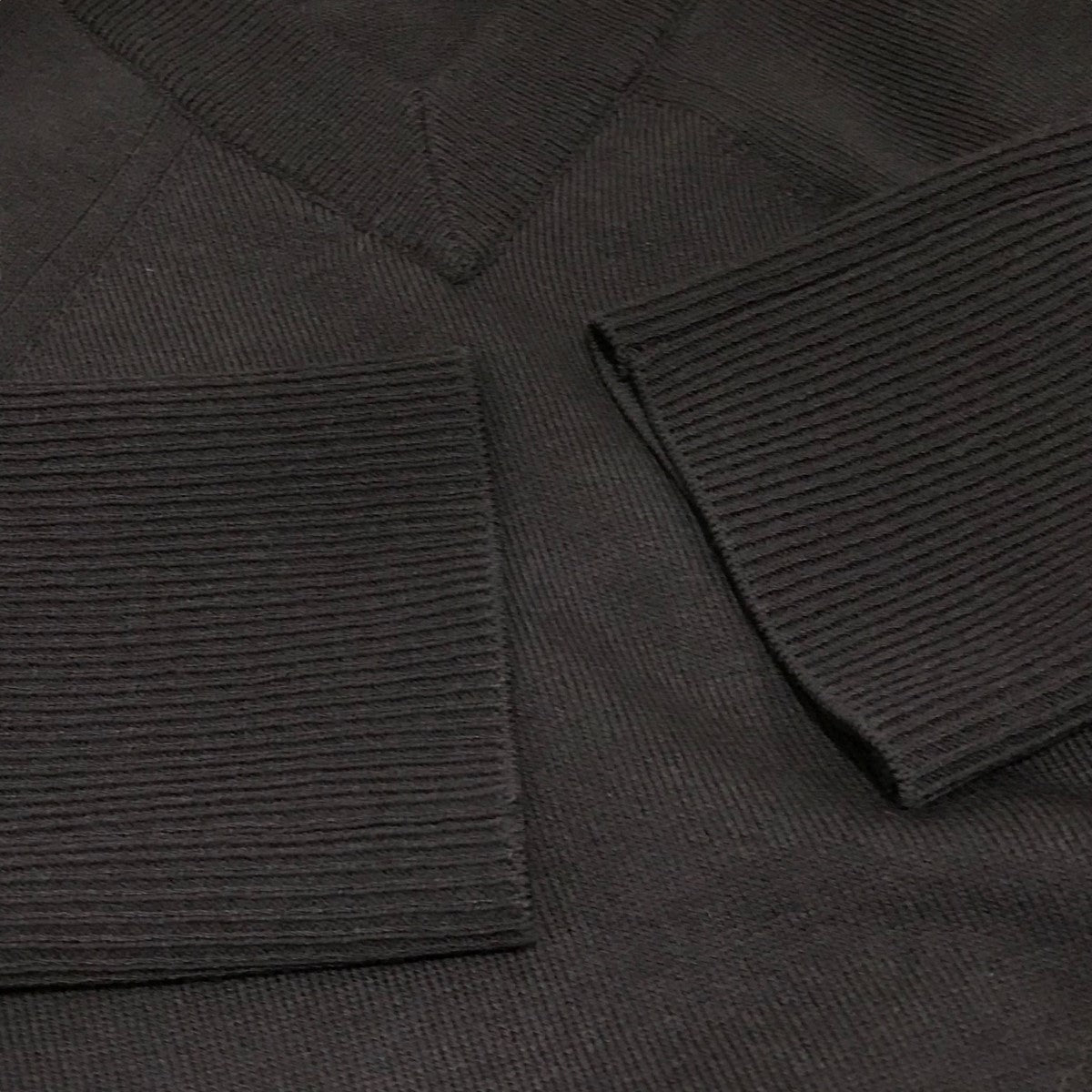 エルメスのVネックニットです。 HERMES 古着・中古 トップス アイテム