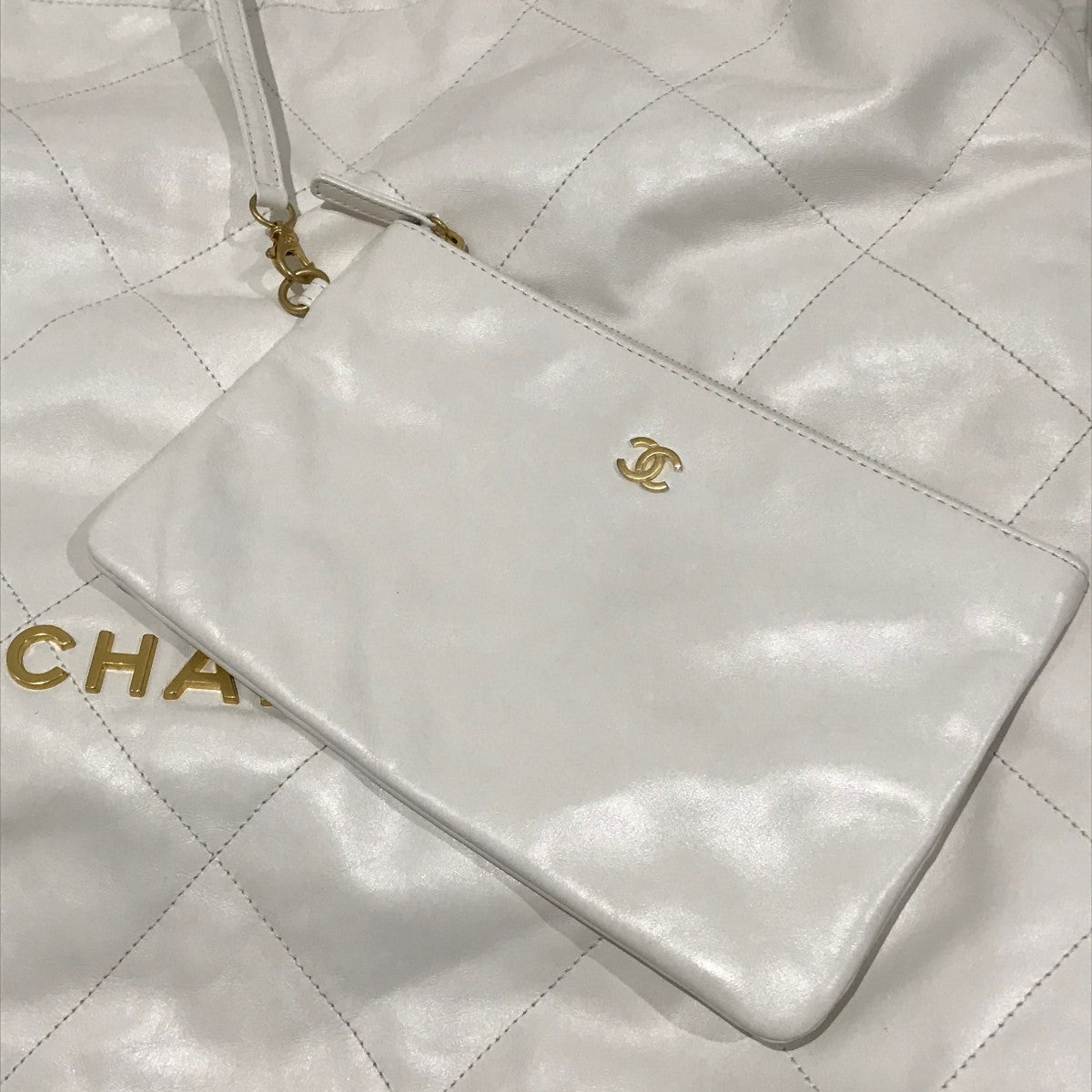 CHANEL(シャネル) 22 ラージショルダーバッグ P36***** ホワイト CHANEL(シャネル) 22 ラージショルダーバッグ P36***** ホワイト