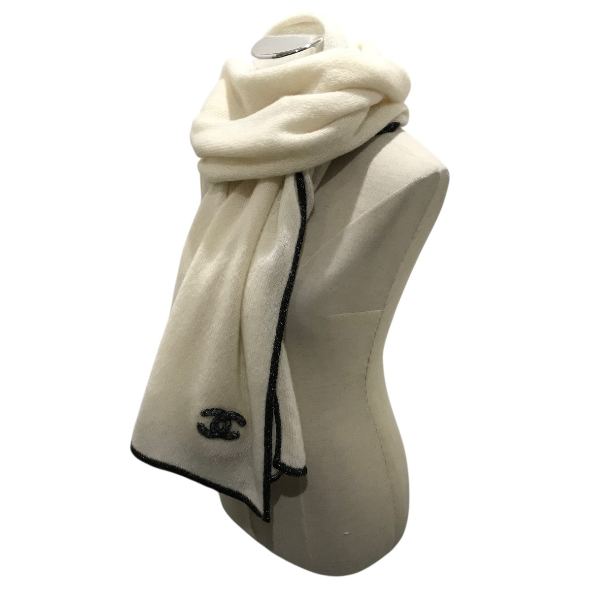 CHANEL(シャネル) ココマークマフラー エクリュ｜【公式】カインドオル