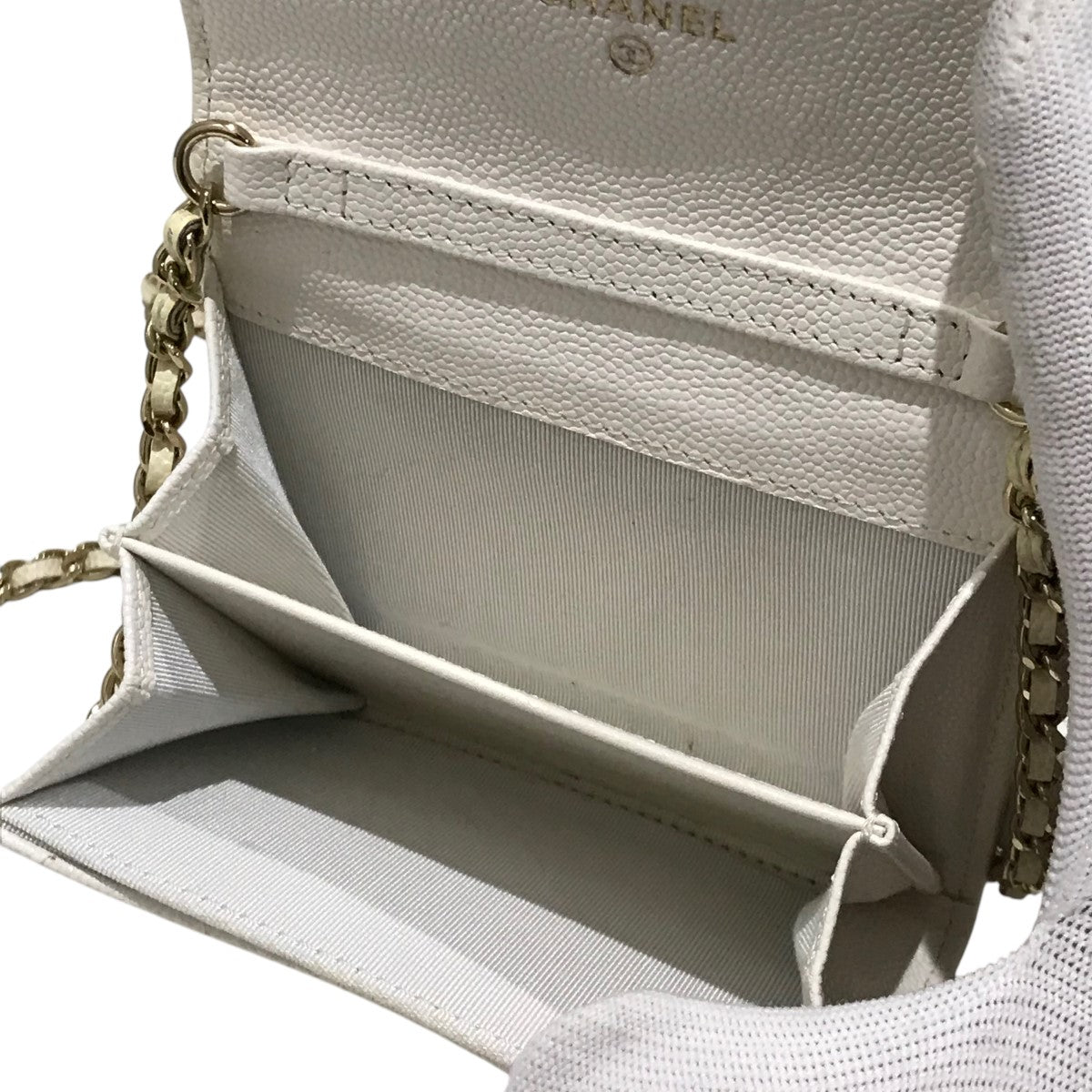 新色 限りなくホワイト寄りのグレー CHANEL ウォレットチェーン CHANEL(シャネル) チェーンウォレット - ホワイト｜【公式
