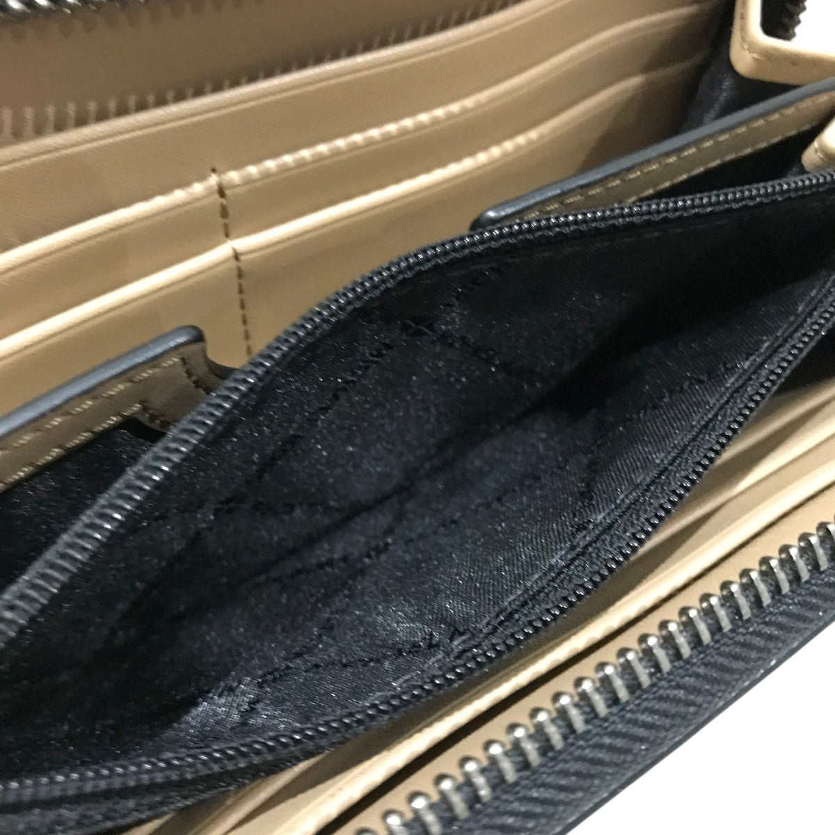 ロゴ長財布