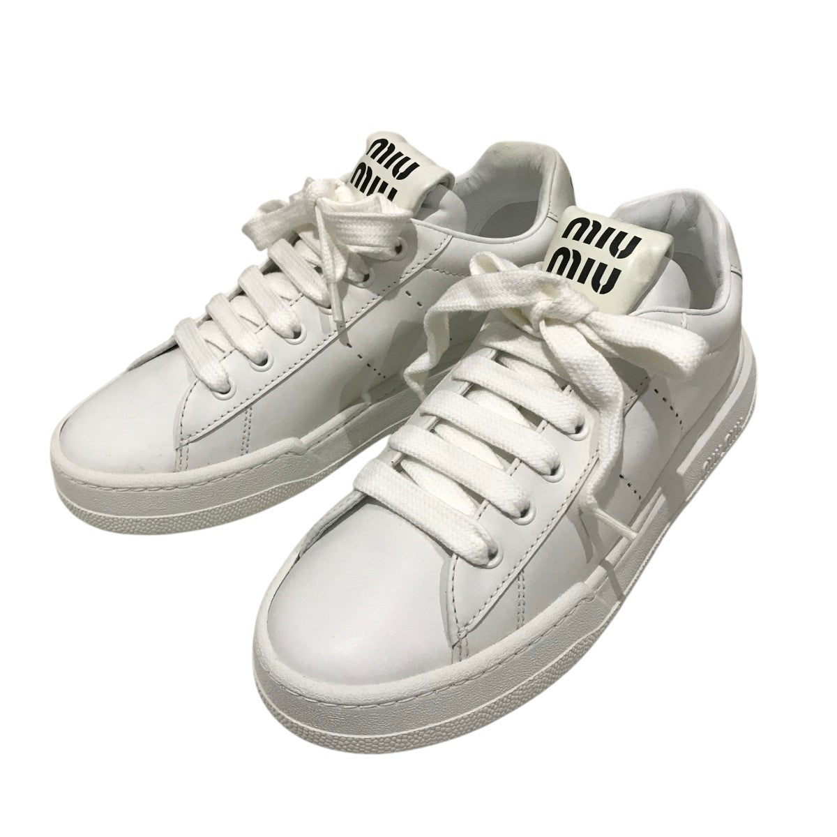 miu miu ホワイトスニーカー　37 MIU MIU(ミュウミュウ) ローカットスニーカー723 723 ホワイト