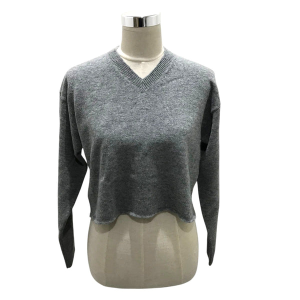 5644【美品】ミュウミュウ☆背面ブランドロゴ入りVネックニット セーター MIU MIU(ミュウミュウ) バックロゴVネックニットDNA972 DNA972 グレー