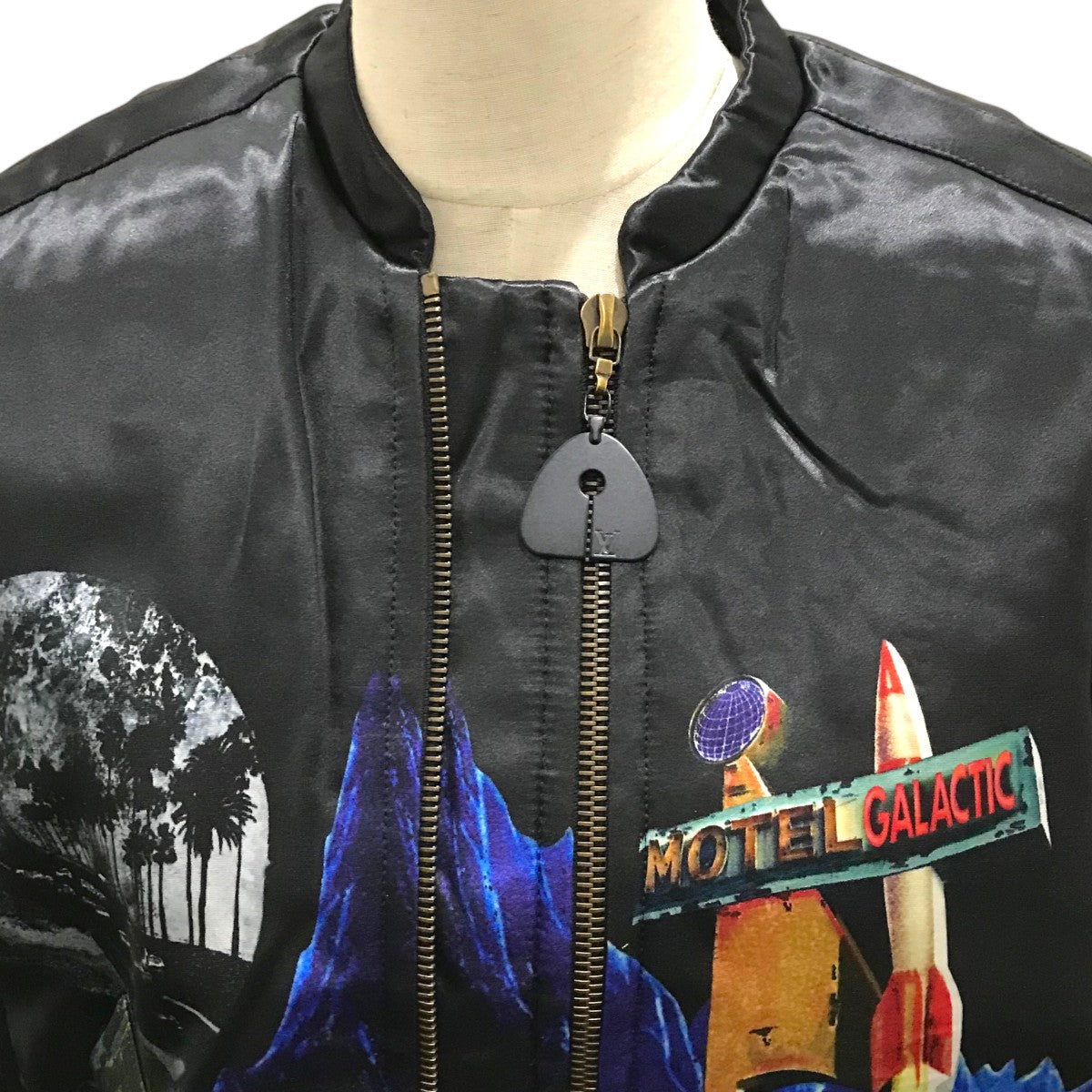 極美品 ルイヴィトン クロップド キルティング ブルゾン 38 ネイビー LOUIS VUITTON(ルイヴィトン) レザー切替モノグラムクロップドブルゾン