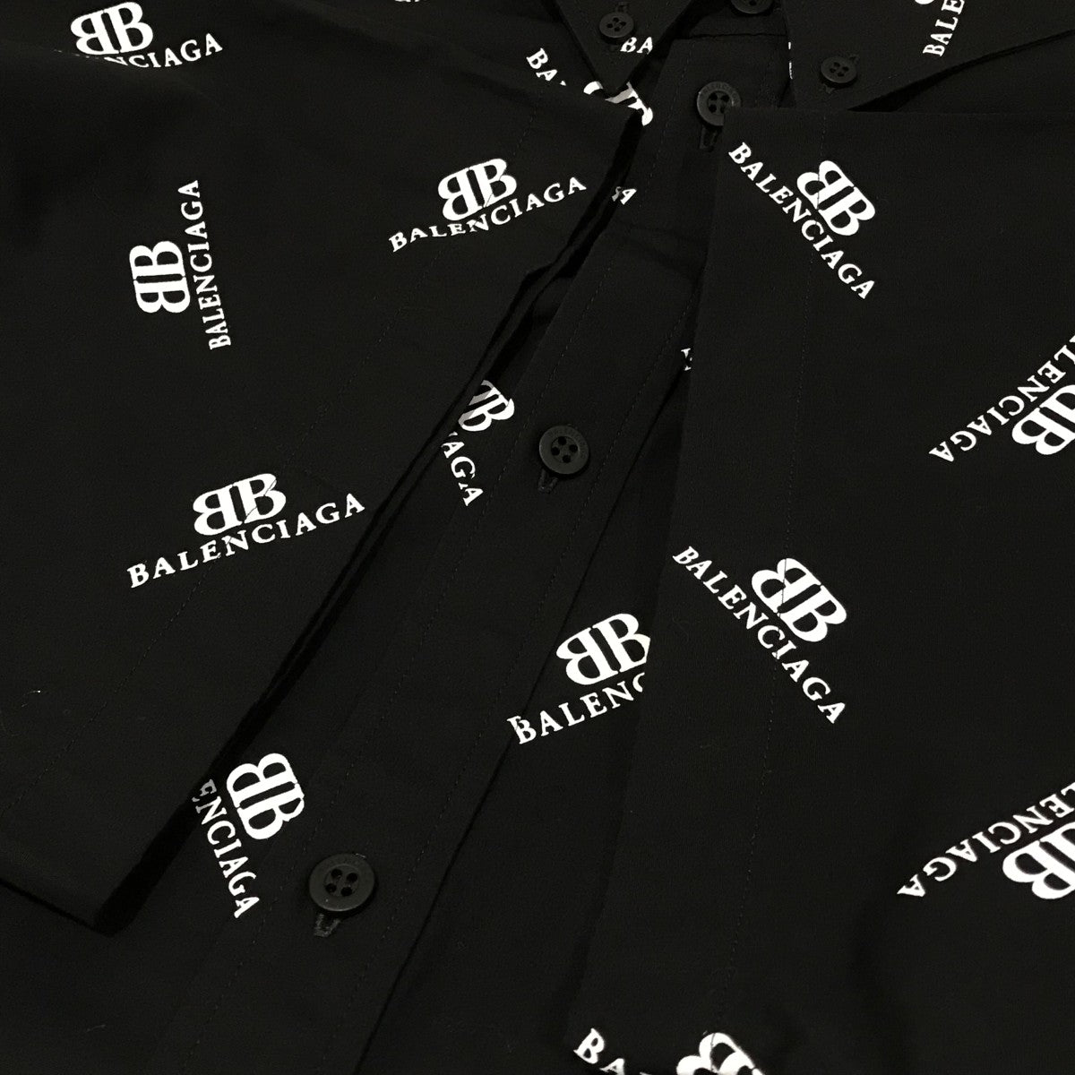 バレンシアガ　ロゴプリントシャツ BALENCIAGA(バレンシアガ) ロゴプリントシャツ681702 681702