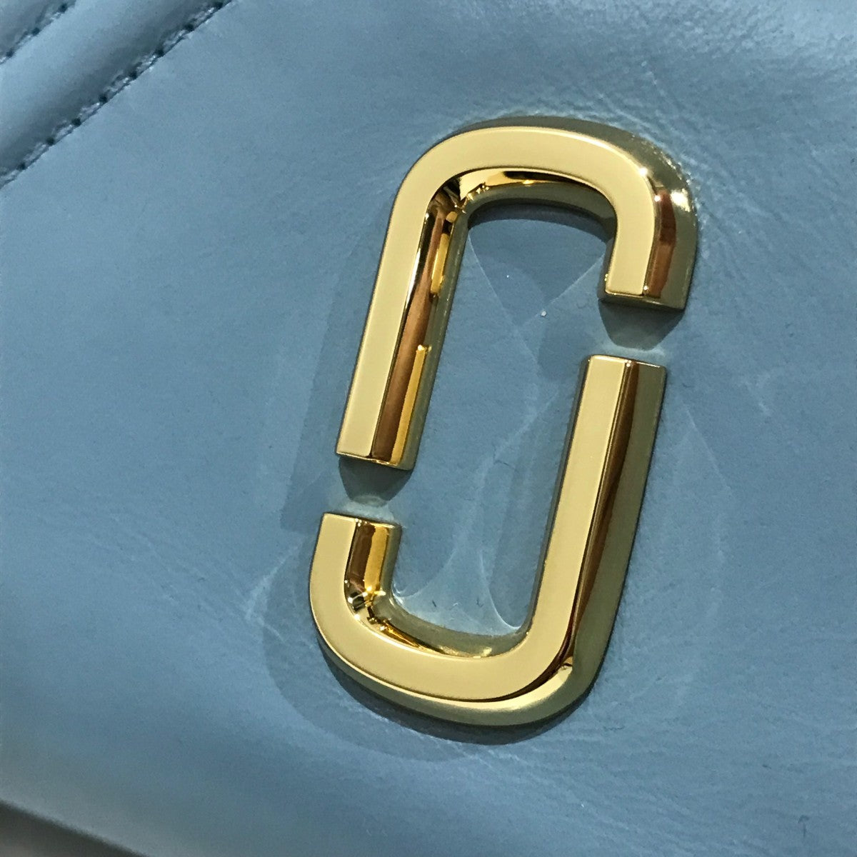【値下げしました】マークジェイコブス　クリーム色 MARC JACOBS マークジェイコブス 2つ折り財布 ザ グラムショット