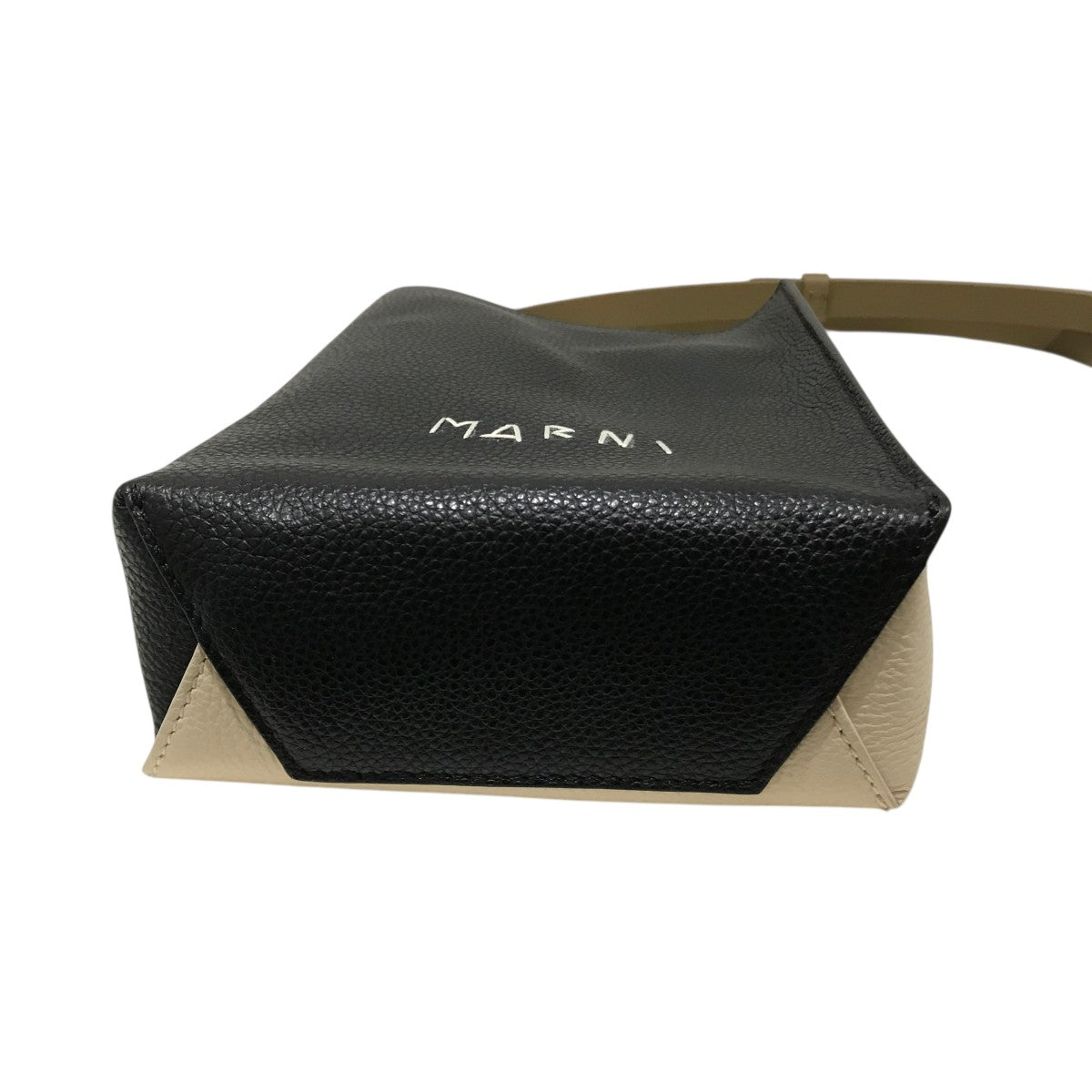 MARNI マルニ ショルダーバッグ25SS MARNI(マルニ) 25SSマルニシンボル刺繍入りショルダーバッグ