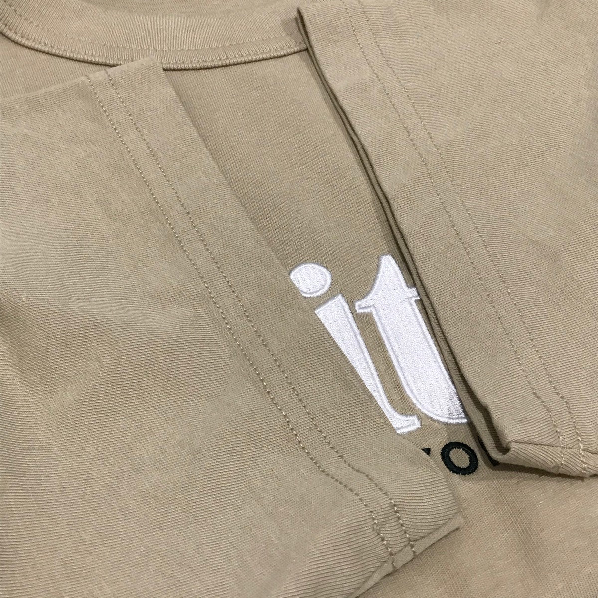 KITH(キス) 【Mott New York Tee】ロゴ刺繍Tシャツ ベージュ