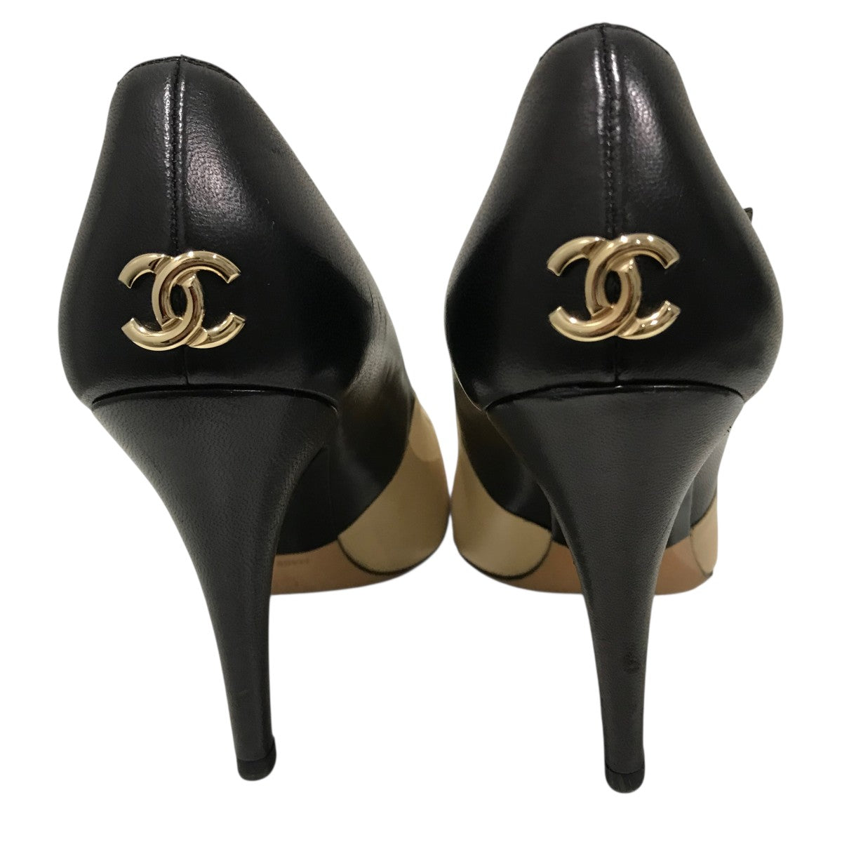 CHANEL ベージュ・黒 トゥキャップ パンプス CHANELシャネル ベージュ ブラック エナメル ココマーク バイ