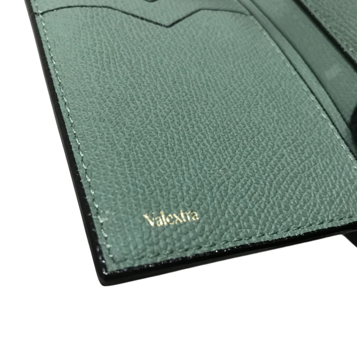 ヴァレクストラ イジィデ ウォレット　グリーン イジィデ ウォレット – Valextra - ヴァレクストラ 公式