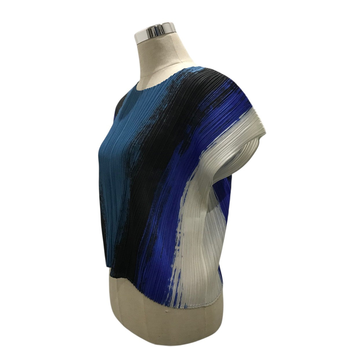 PLEATS PLEASE プリーツプリーズ 7月JUMP トップス プリーツ プリーズ イッセイ ミヤケ“ダンス”着想のウェア＆トウ