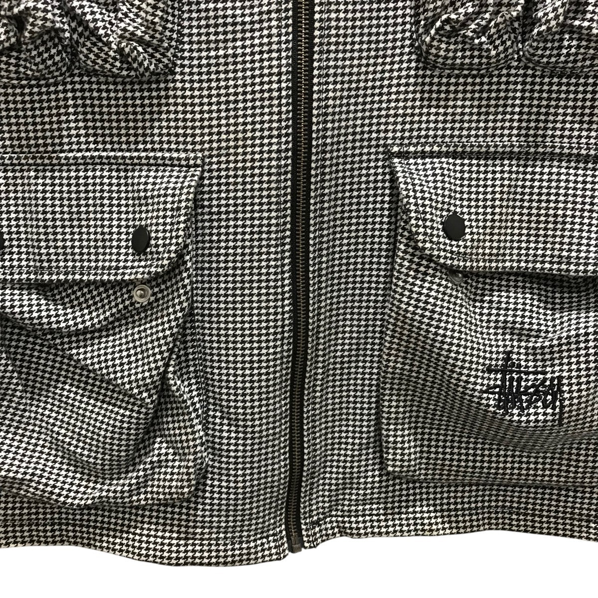 ステューシー　ワンポイント刺繍ロゴ ベスト 千鳥格子　LARGE stussy(ステューシー) 【Houndstooth Work VEST】千鳥格子ベスト