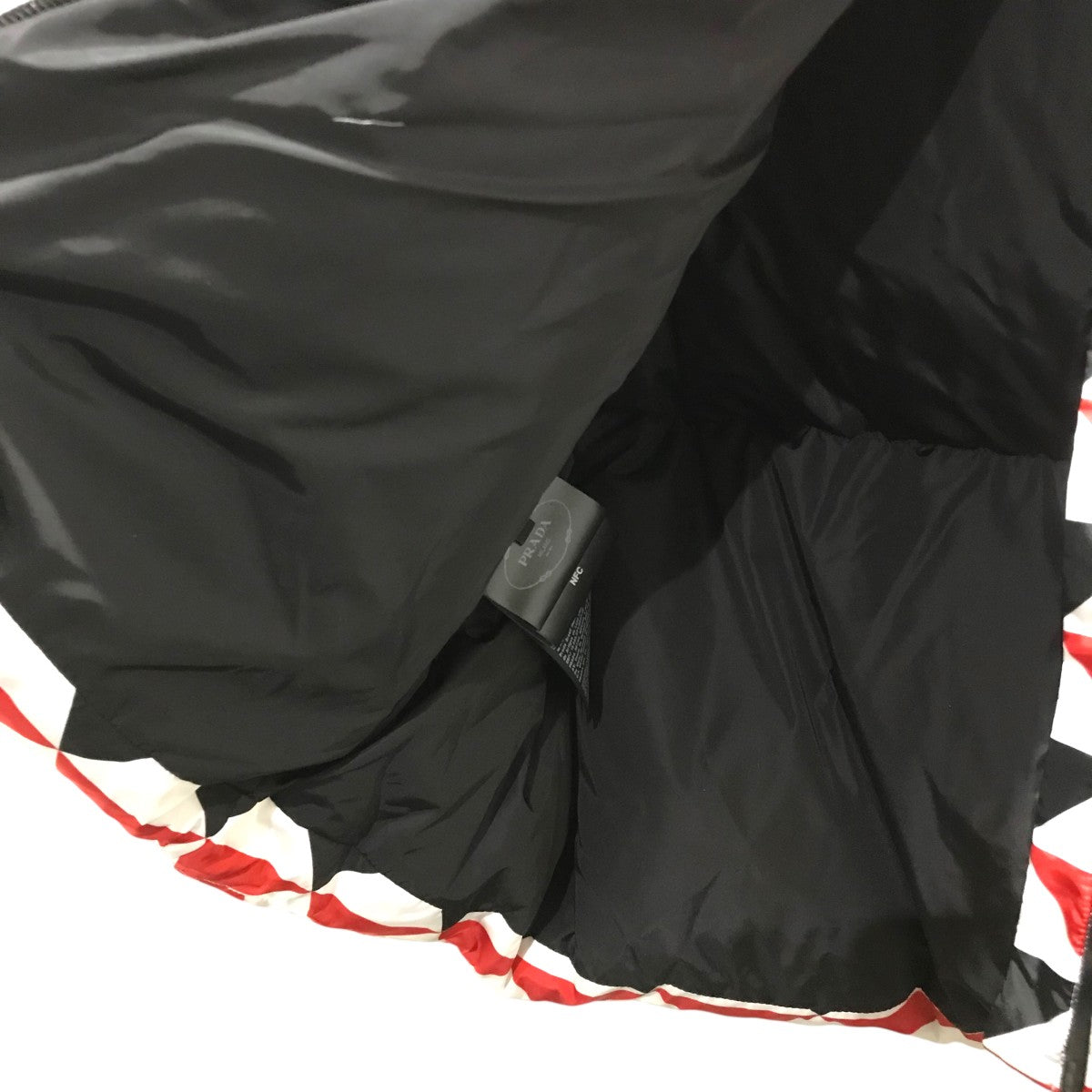 PRADA 【テクニカルＲｅ−Ｎｙｌｏｎ ダウンジャケット トライアングルジャガード】ダウンジャケット29Z956 古着・中古-4枚目のアイテム画像