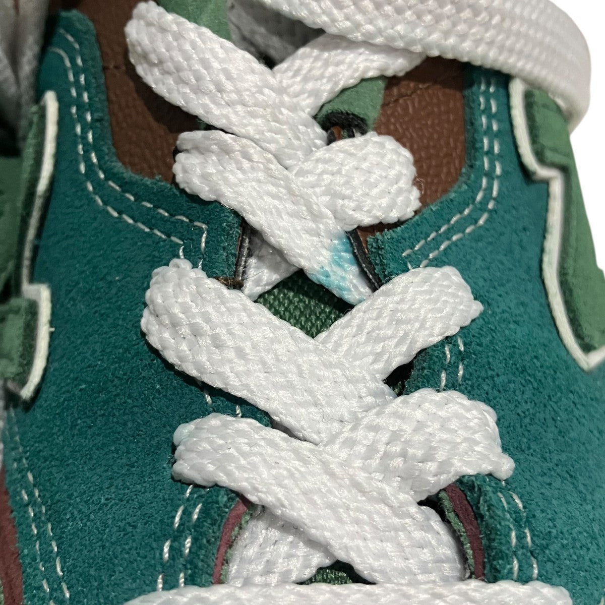 スニーカーU997TB