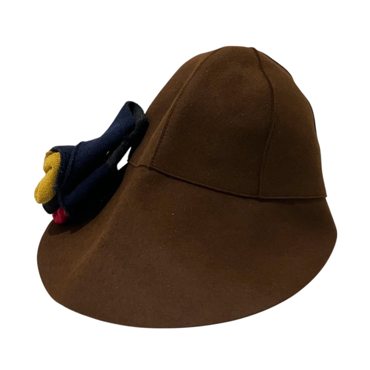 ブローチ付き帽子