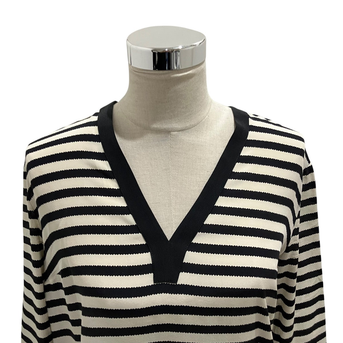MaxMara Vネックシルクブラウス11110841000 古着・中古-3枚目のアイテム画像