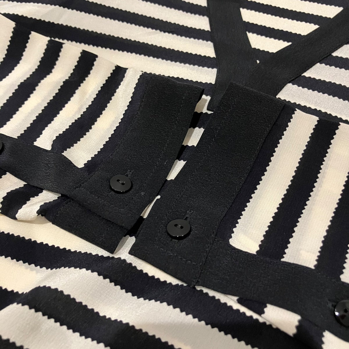 MaxMara Vネックシルクブラウス11110841000 古着・中古-6枚目のアイテム画像