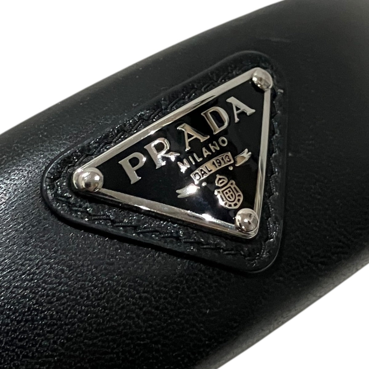 レア　PRADA ブラック 　カチューシャ PRADA(プラダ) プレートレザーカチューシャ ブラック｜【公式