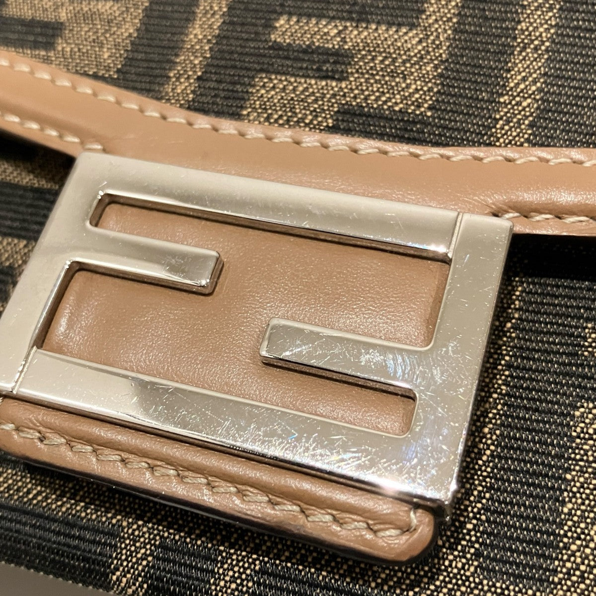 BAGUETTE SOFT TRUNKショルダーバッグ7VA565