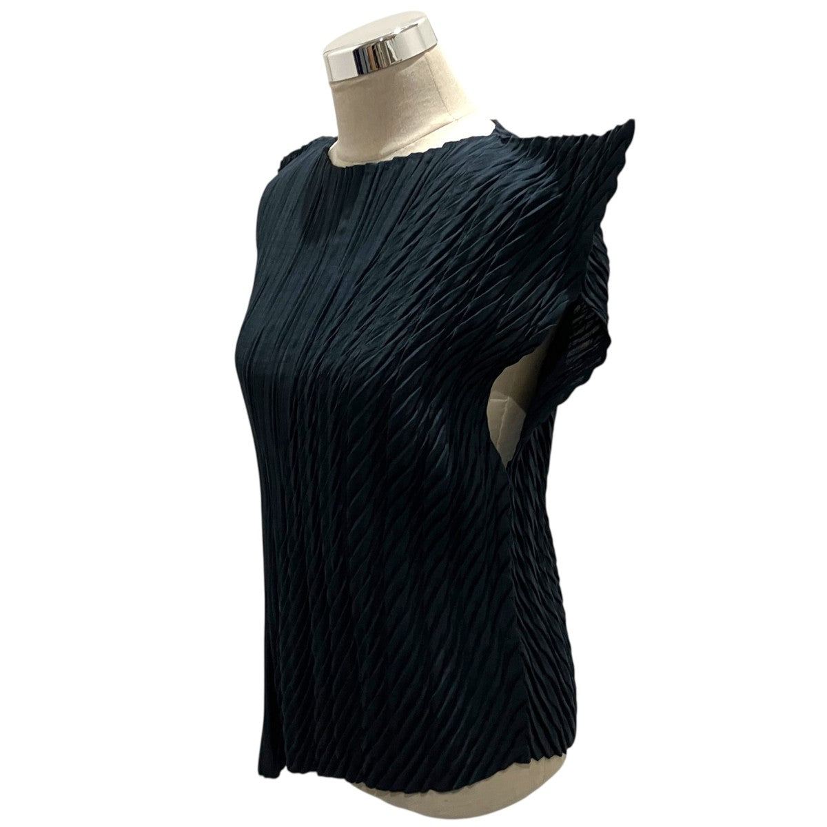 26AW【UNFURLING PLEATS】アシンメトリーノースリーブプリーツカットソーIM63FJ101