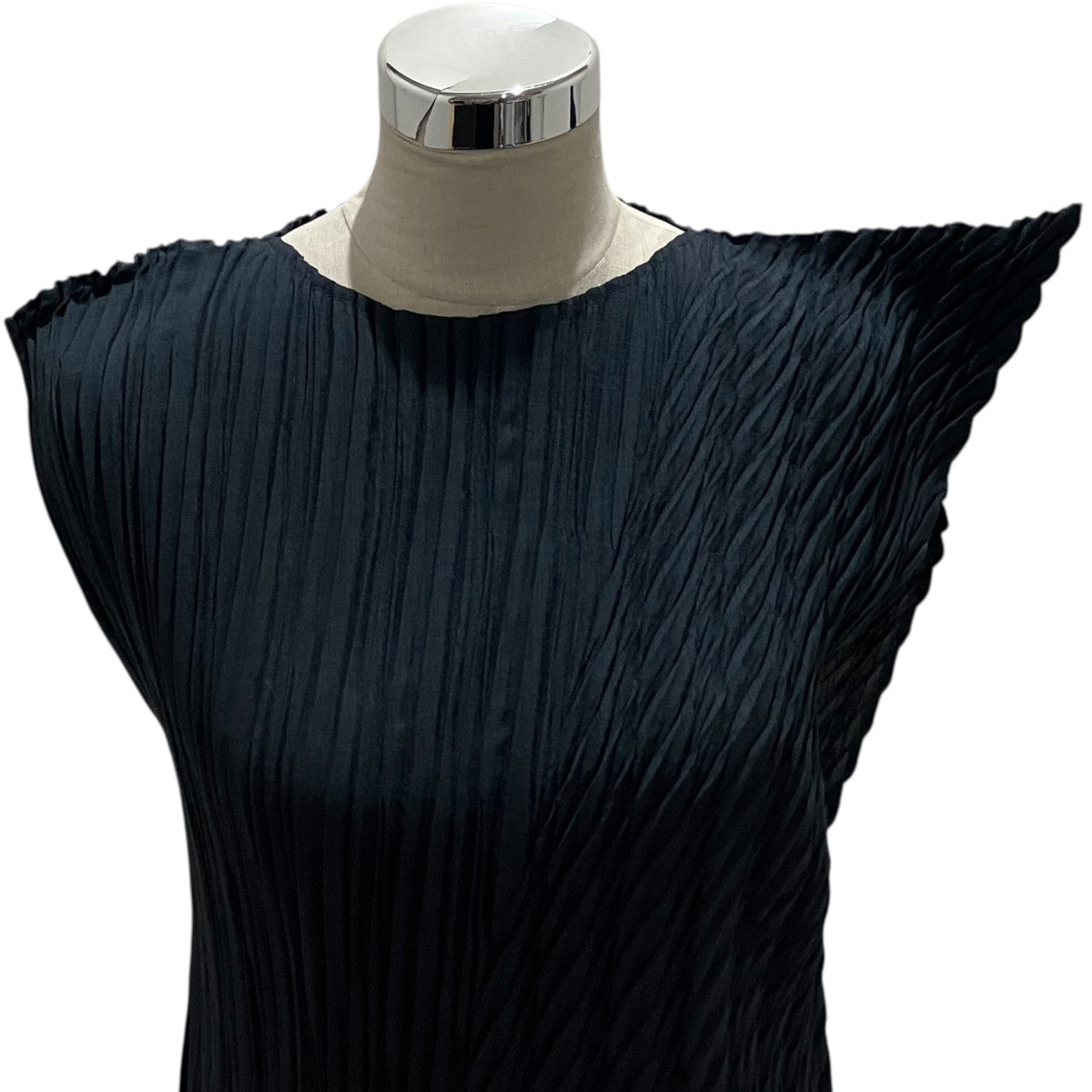 26AW【UNFURLING PLEATS】アシンメトリーノースリーブプリーツカットソーIM63FJ101