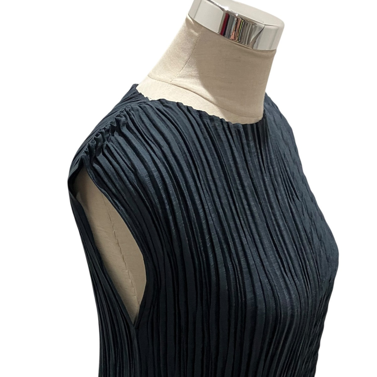 26AW【UNFURLING PLEATS】アシンメトリーノースリーブプリーツカットソーIM63FJ101