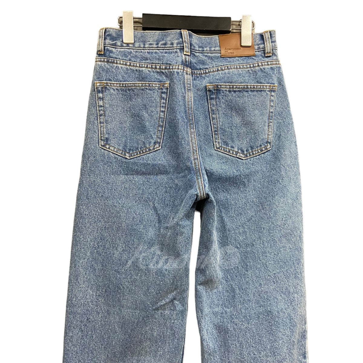 Apartment Three(アパートメントスリー) 「Classic Mid-rise Straight-leg Jeans」 デニムパンツ